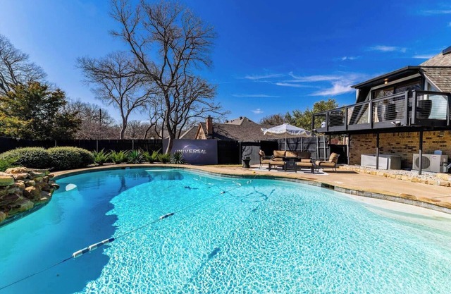 Dome Manor - 2 Game Rooms, Hot tub & Pool!