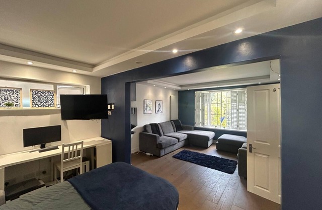 Don't wake me up. South London. Sleeps 20+