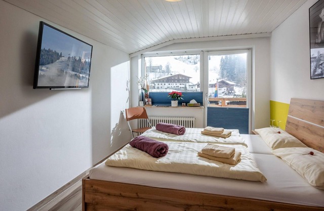 Doppelzimmer mit Gemeinschaftsbad ÜF - Haus Romeo - Alpine Gay Resort