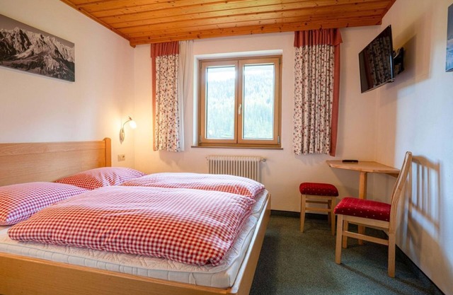 Doppelzimmer, Dusche, WC, Bergseite - Ferienhaus Mittereggalm