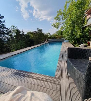 Doppelzimmer mit neuem Bad und Sportpool-Nutzung außen, im basement der Villa Naturpark, Garten mit Rheinblick