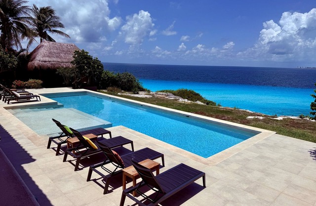 Double Lot 4BR Oceanfront Oasis + Pool + Concierge