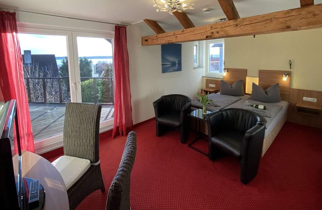 Double room with extra bed balcony/lake view