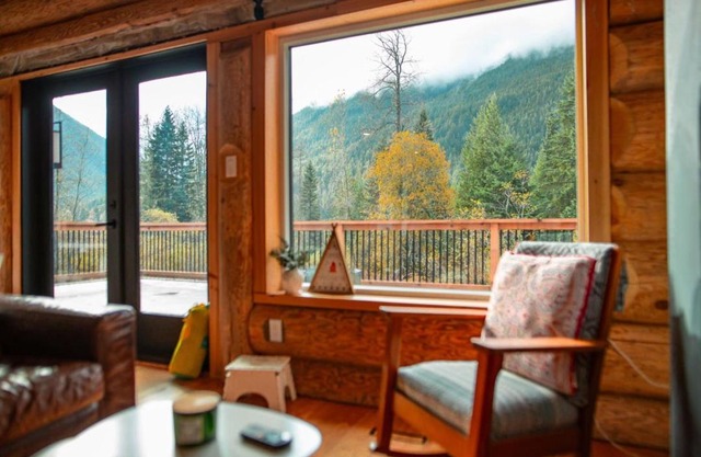 Douglas Fir Retreat, Mtn Views and Expansive Deck