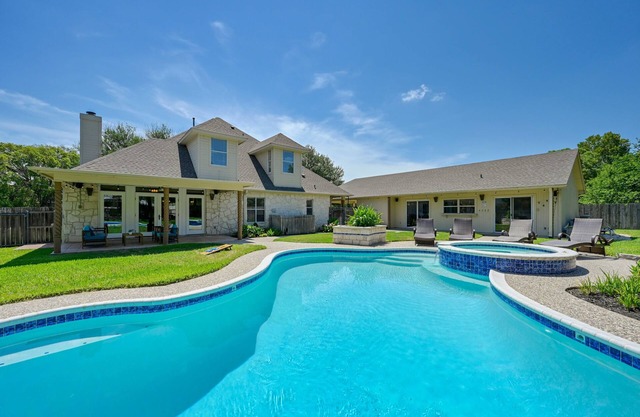 Downhome Texas Retreat; 16 Beds; Pool, Hot tub, 12 min to Downtown
