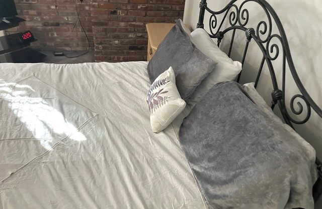 Downstairs of home 2-bedroom with AC, WiFi in Red Bank. Private entrance.