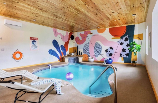 Downtown 5 Bdr Cabin Indoor Pool, Hot Tub, Cinema