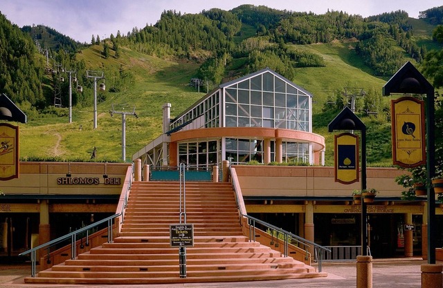 Downtown Aspen 2BR w/heated pool and hot tub - Steps from lifts!