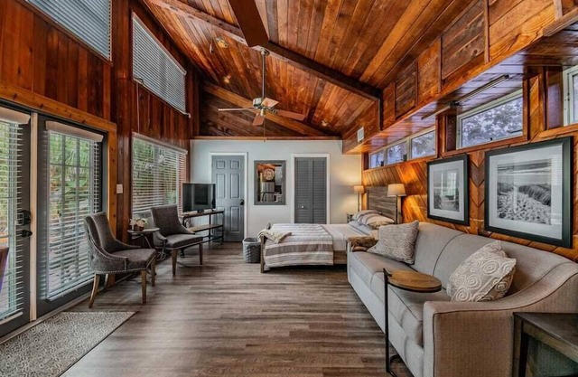 Downtown Dunedin B&B - Rustic Cabin with Pool