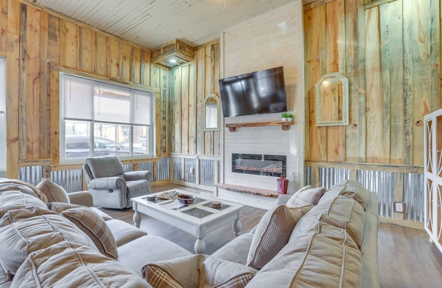 Downtown Lineville Vacation Rental ~ 10 Mi to Lake