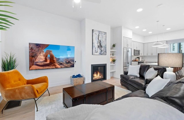 Downtown Lux Townhouse 3BD/3.5BA