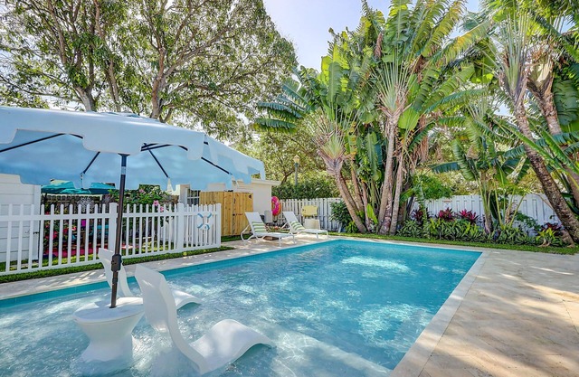 Downtown Tropical Oasis- heated Pool/Private fenced yard/New Spa Inspired Bath