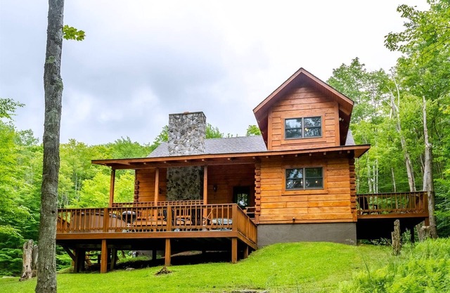 Dream Catcher - 2014 Cabin Mountain Road Dream Catcher - Classic Cabin on Private 3 Acre Lot w/Pond, Pet Friendly, Hot Tub