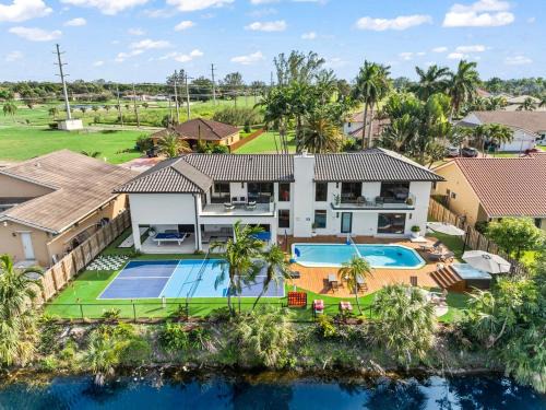 Dream Retreat 11 bdr Pool, Spa, Sauna, Gym, Cold Plunge L75
