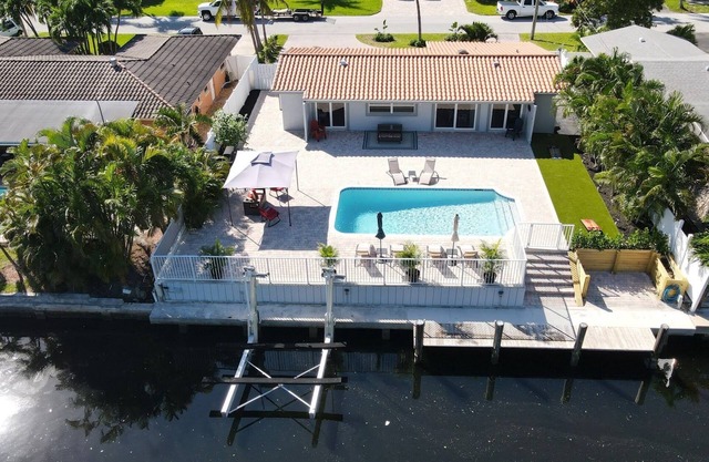 Dreamscape Pool-House 3BR/2BA - 10 min to Beach!