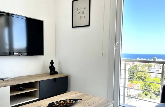 Dreamy and Central Flat w Sea-View Balcony