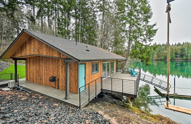 Dreamy Bayfront Cabin w/View, Dock & Kayaks