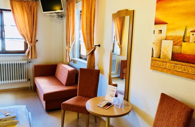 Dreibettzimmer mit Dusche und WC