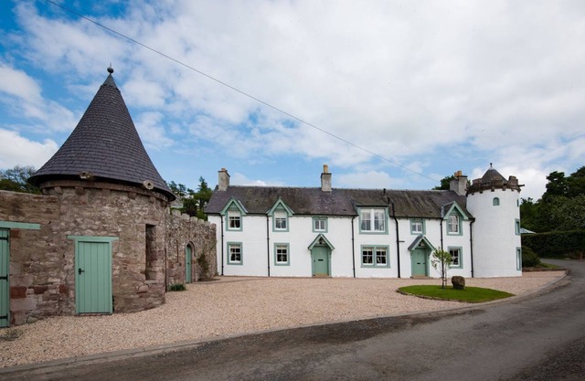 DRYBURGH STIRLING TWO, sleeps 4 in 2 bedrooms near St Boswells