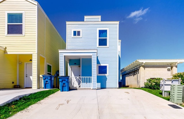 Dual-Suites on the Bay - High-Speed WiFi, Shared Pool, Central AC & Water Views