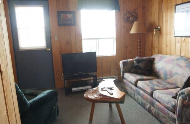 Dublin Bay Lodge - Larder Lake