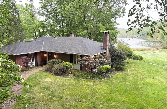 Dune Cottage on lake between Saugatuck & Holland!