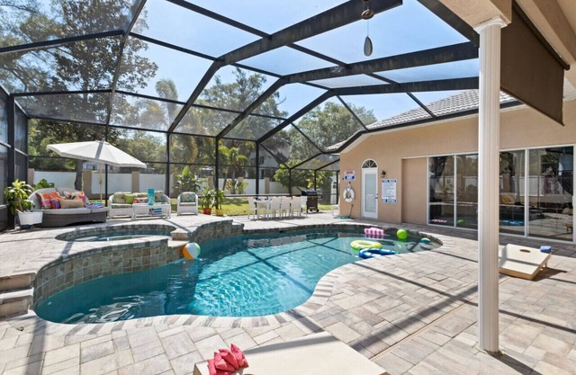 Dunedin Lux 5BR Villa w/heated saltwater pool & spa, patio, putting green & BBQ