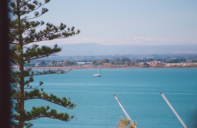 DuoMo SeaView RedSuite-Luxurious, Renovated, Air-conditioned Sea-Free WiFi