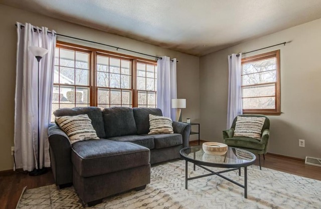 Duplex with Queen Beds Minutes from Drake