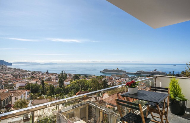 Duplex with sea and mountain views, Casa do Castelo