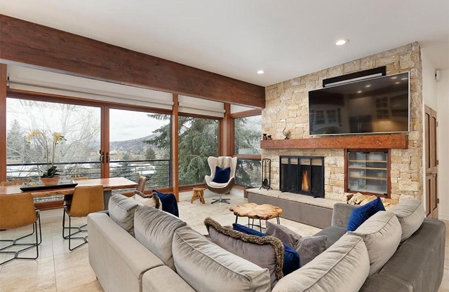 Durant Unit D5, Deluxe Condo with Beautiful Furnishings, Great Views, and Central A/C