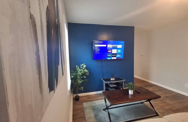 Dyad-Suite at Mt. Pleasant 2BR/1BA with Washer and Dryer Free parking WIFI