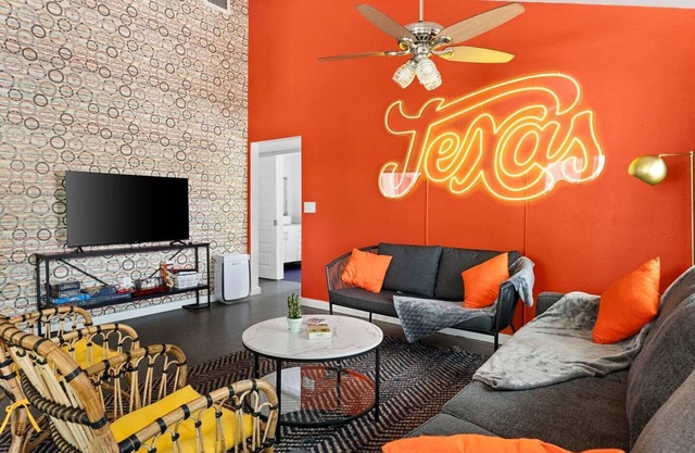 E. Austin Family Hangout! Pool & BBQ -Fully fenced