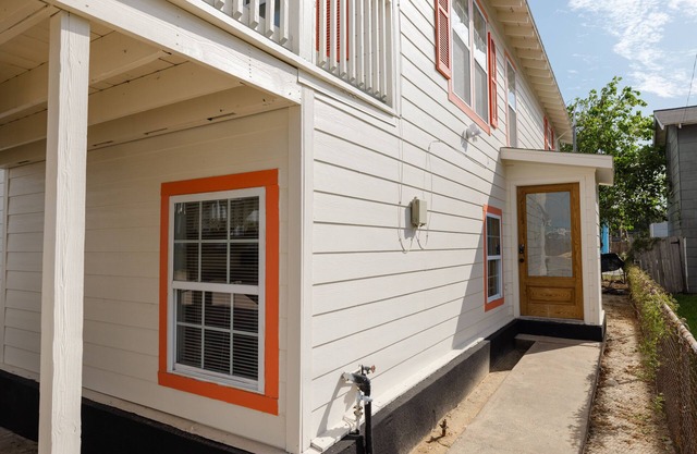 E.C. Corner - A Charming 2 BR 1st floor unit w/AC and WiFi in lovely Galveston