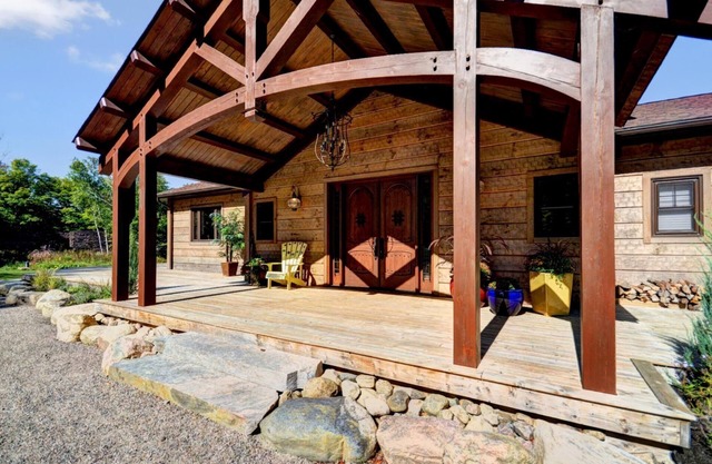 Eagle Lake Executive Retreat - Luxury Haliburton Lakefront for Extended Stays