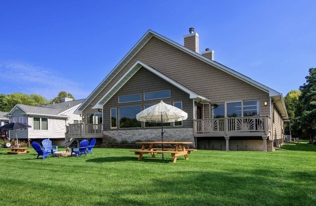 Eagle's Nest Riverside Retreat