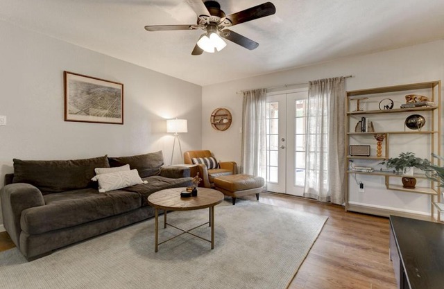 East Austin 3BR 5 miles to downtown/UT stadium/Moody/SXSW. Large yard, pets Ok.