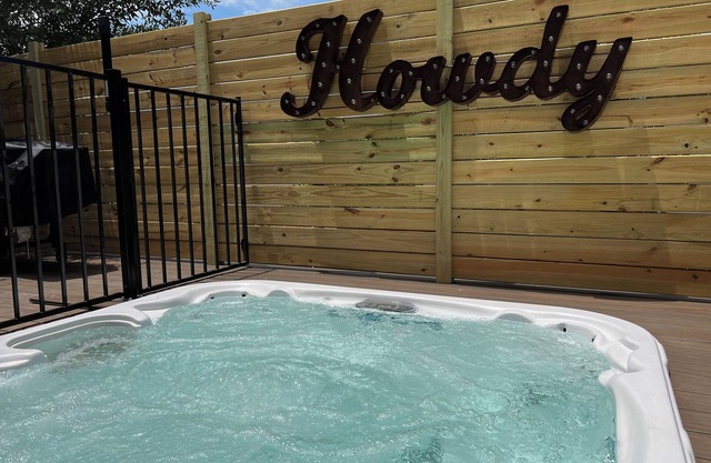 East Austin Oasis: Hot Tub, Private Deck, Spa-Like Rainfall Shower