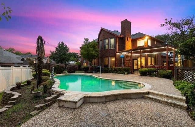 East Dallas Estate Sleeps10 Veteran Owned