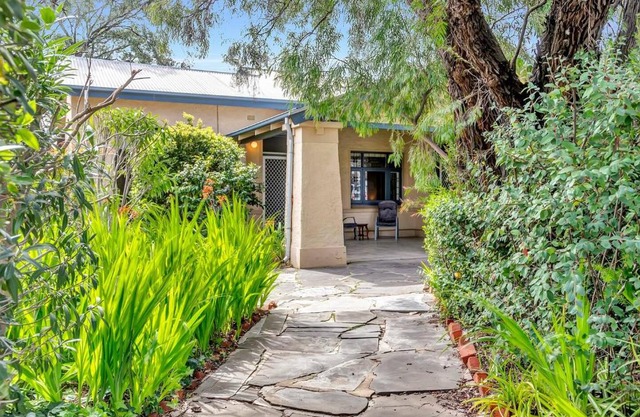 East Parklands Cottage - A Dreamy Garden Hideaway