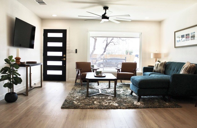 East Side Gem Charming Modern Retreat+Studio 10min Downtown, Airport,F1,ACL,SXSW