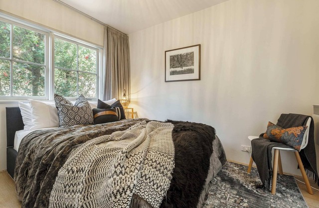 Eclectic Fitzroy Living In Trendy Renovated Apt