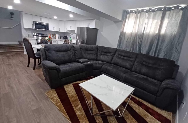 Eclectic Palace : Cozy 2 Bedroom basement Suite