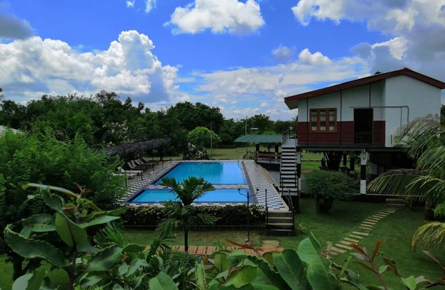 Eco Hotel Black & White - Anuradhapura