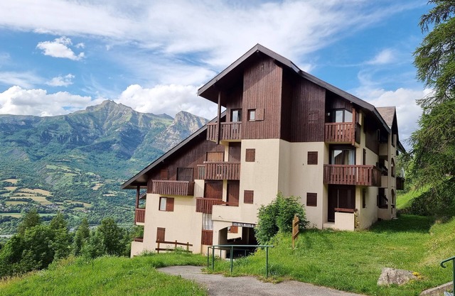 Ecrins National Park, Hautes Alpes, attractive 30m² fully-equipped apartment up for grabs