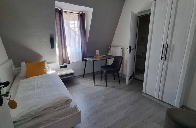 Einzelzimmer mit 12qm, Dusche und WC und kostenfreiem WLAN