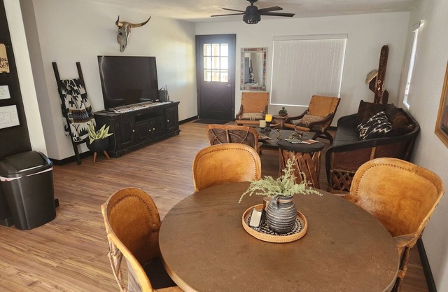 El Pino - hot tub, views, comfort, quiet vibe