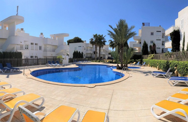 El Puerto I | Elegant Coastal Apartment with Terrace and Pool