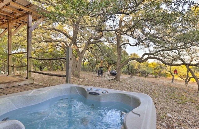 El Sol: Private Cabin with Hot Tub and Amazing Views, 3 mi to Wimberley Square!