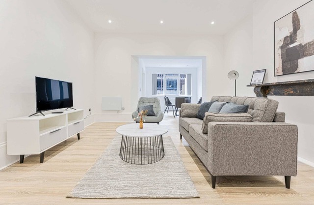 Elegant 1 Bedroom Apartment with Terrace in Cheltenham